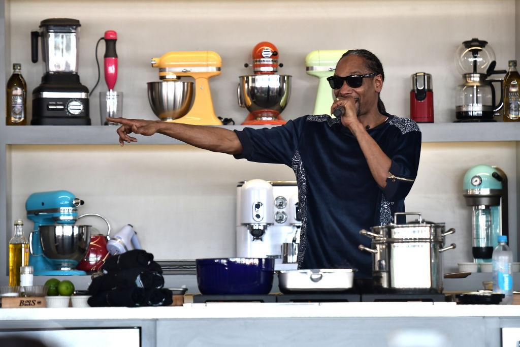 snoop cooking it up
